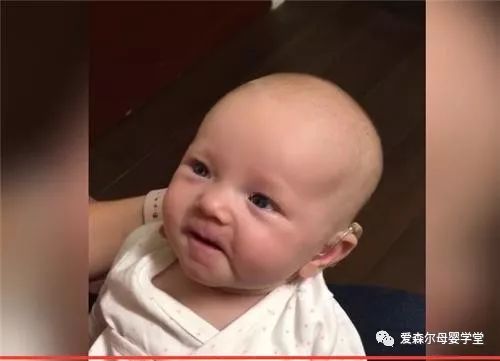 宝宝戴上助听器听到妈妈说话表情很搞笑,先天失聪是如何形成的