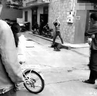 儿子当街殴打老父拒其再婚疑因担心财产被分走