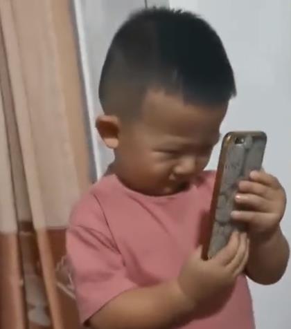 get到精髓吉林萌娃模仿老花眼的姥姥看手机,小表情引网友爆笑