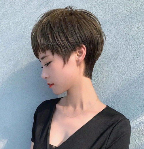 女人过了30岁选什么发型推边头满头卷锁骨发,越剪越时尚