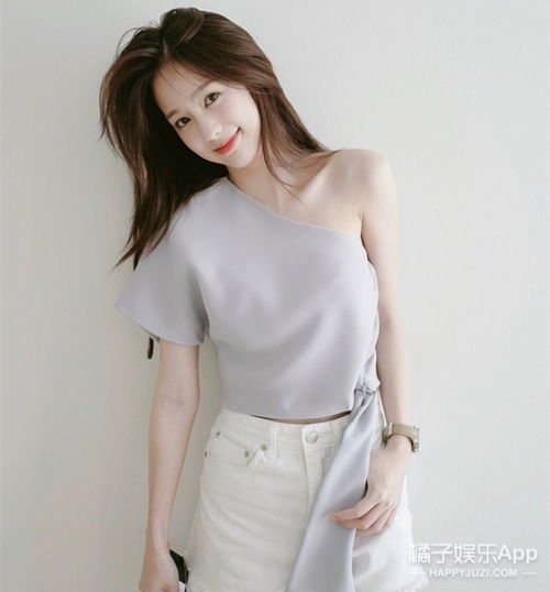她是泰国顶级美少女网红,如今开了微博,还有个会拍照的男友