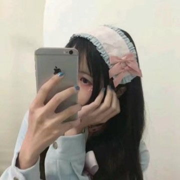 2021最火的女生看手机的头像,女生头像图片