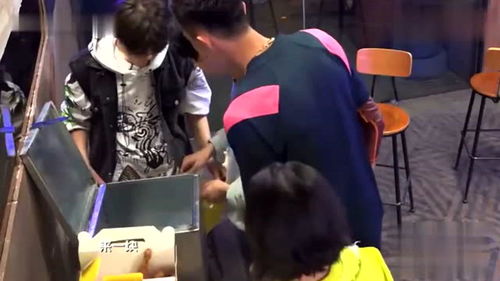 洁癖伦终究向炸鸡低了头,想吃又不敢吃的表情好搞笑