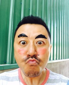 权志龙自黑晒搞怪化妆照变身吸血鬼小丑