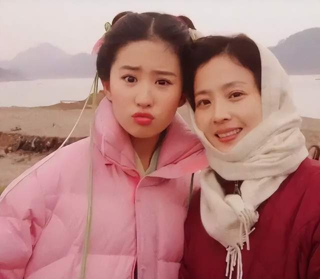 刘亦菲妈妈逛艺术馆,一身穿搭近7万元,气质高贵比女儿还要漂亮