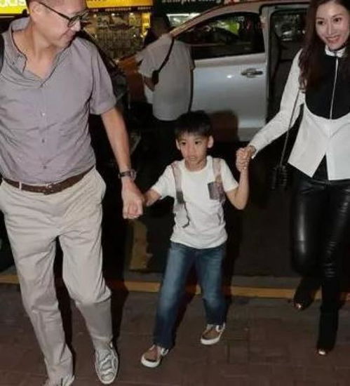 李嘉欣儿子正面照被吐槽没遗传好
