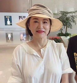 65岁林青霞晒庆生照,尽显优雅气质,老公偷偷出镜