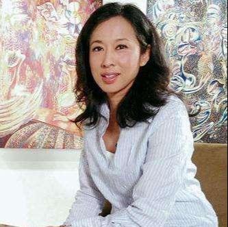 2005年,和百亿富豪霍震霆离婚的朱玲玲,为何甘嫁60岁高龄男闺蜜