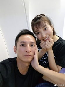 李维嘉吴昕航班延误自拍解闷两人表情搞怪五官很像