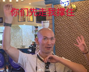 马思纯和好友旅行搞怪合影做表情包欢乐多