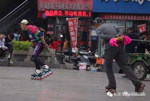 两位70岁老人在平阳广场玩疯啦,厉害了我的老大爷