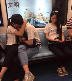每日搞笑gif动图笑话妹子演技可以,表情很到位配合的天衣无缝