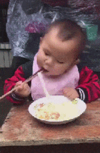 搞笑gif小伙子,你这是去哪呀坐下来陪大爷喝两碗