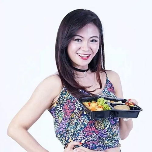 50岁阿姨,身材颜值完爆20岁少女,跟儿子合影就像情侣