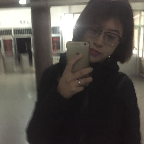 戴眼镜的女生适合哪种短发发型