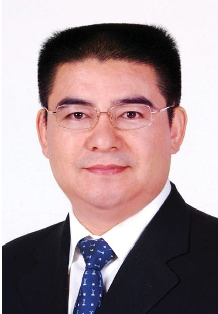 他是中国第一大善人,捐20亿后失踪,如今在乡下田里割麦子