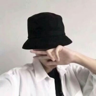 卡通男生头像带眼镜框黑帽子