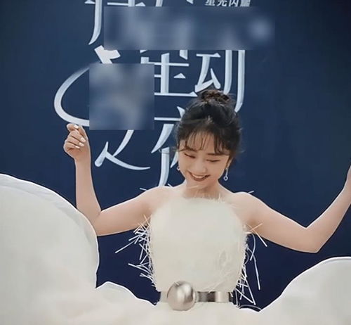 谭松韵连换两条礼裙,30岁依旧少女感十足,但抬手暴露身材缺点