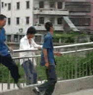 搞笑gif段子你们说一般遇到这种情况该怎么办