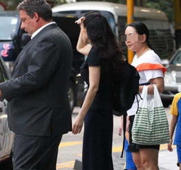 李连杰前妻近照流出,57岁的她气质依旧,光彩照人,完全不输给现任利智