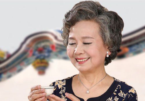 这才是六十岁女人最好看的发型,发量显多又好打理,白发更显气质