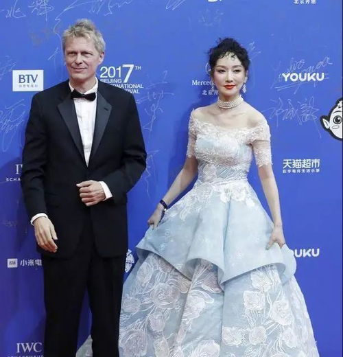 40岁萨顶顶挑战少女造型自拍被吐槽网红脸,结婚10年从未提老公