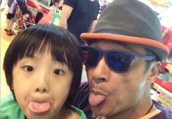 吴镇宇10岁儿子晒自拍,费曼长胖放飞自我,做搞怪表情丑出新高度