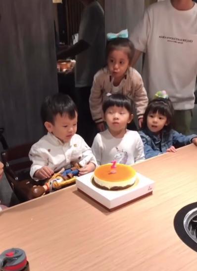 咘咘和妹妹参加生日会姐姐化身淘气包,波妞表情呆萌超搞笑