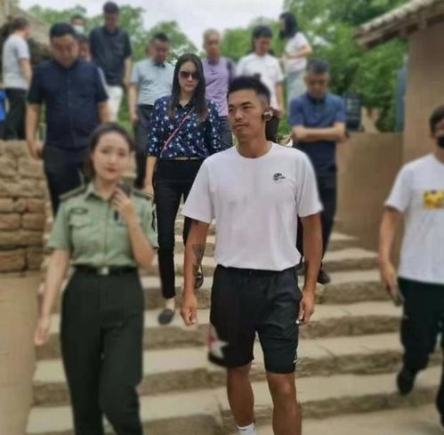 谢杏芳和林丹带儿子出游,夫妻罕同框,同游却保持距离不牵手