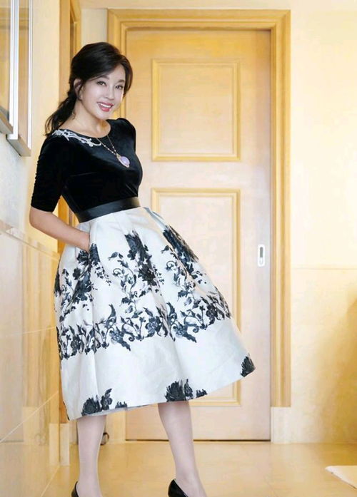 65岁的刘晓庆风采不减,穿粉色t恤搭配蓝色牛仔裤,宛若20岁少女
