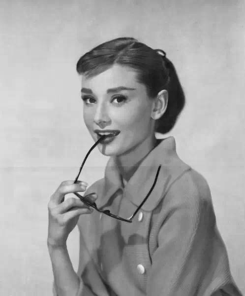 向二十世纪最美的女性学优雅赫本的100套气质着装