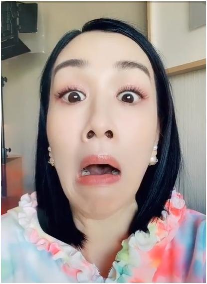 50岁钟丽缇不抗老脸崩了玩游戏五官惨变形,性感女神换脸了