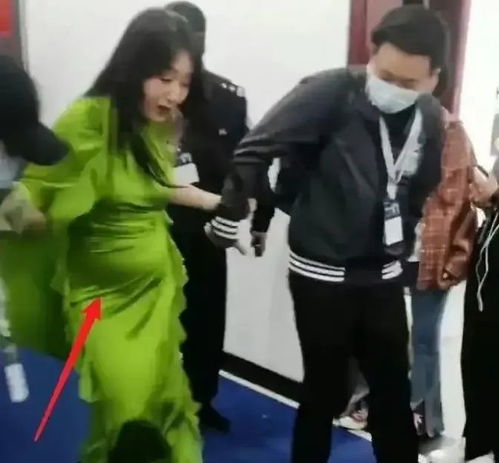 杨钰莹小腹隆起引热议,网友五十多岁了,身材发福也是正常的事