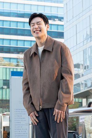 40岁才是开始5高颜值大叔男神风靡少女李栋旭完胜男偶像