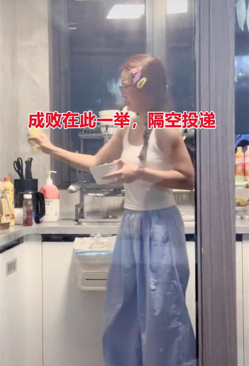男子偷拍合租室友做饭,表情搞笑一脸生无可恋,笑死在网友评论区