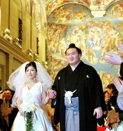 不公平男相扑手美女倒追女相扑手陪嫁900万美金没人理