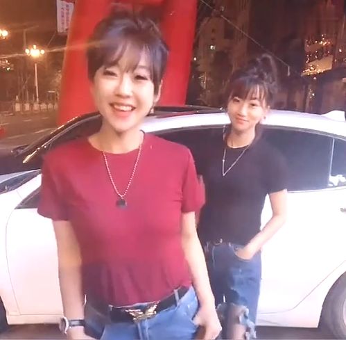 我知道为什么都喜欢四十多岁的女人了,随意的一个举动都魅力十足