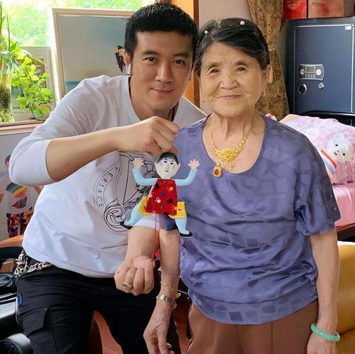 杨子母亲庆祝88大寿,前儿媳陶虹帮切蛋糕,黄圣依缺席引发热议