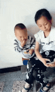 搞笑gif趣图,这表情也是没谁了,酸到五体投地