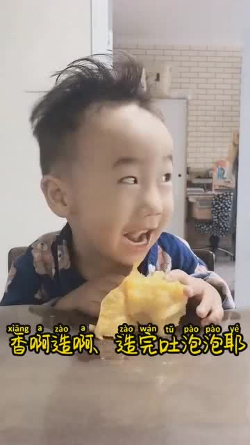 上辈子干了啥生了个这样的儿子,刚睡醒就吃,吃完还要吐泡泡