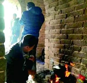 北京逃票在长城生火做饭这群人可真会给驴友抹黑