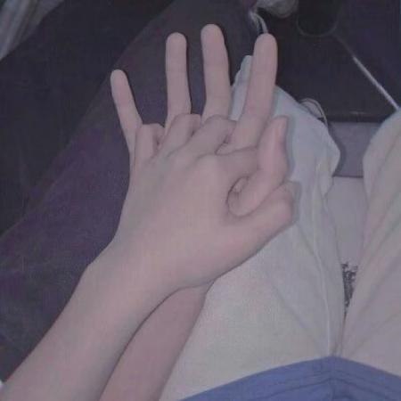 军人牵手情侣卡通头像手拉手