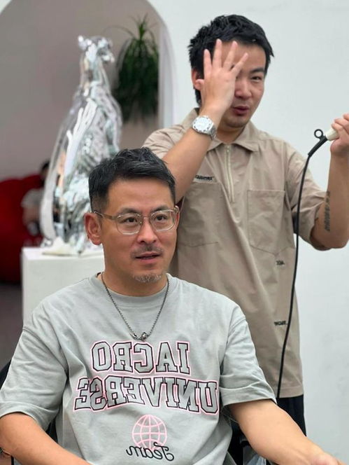 头发稀疏发际线高的50岁男人,发型记住3要3不要,帅气有型