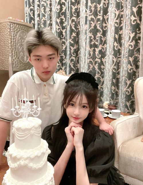 00后网红张亦梵当妈新生儿正脸呆萌可爱,未婚生子老公是富二代