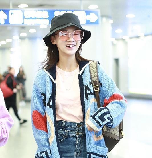 渔夫帽明星最爱,吴谨言穿夸张卡通开衫外套,戴粉嫩墨镜太少女