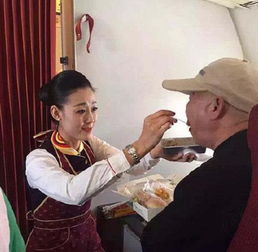 空姐蹲地喂脑梗瘫痪老人吃饭老人泣不成声