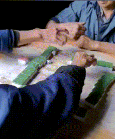 搞笑gif好可怜的妹子,好想过去扶一把