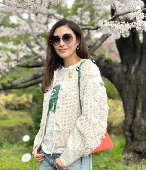 54岁李嘉欣日本行惊艳众人,清纯穿搭尽显少女魅力