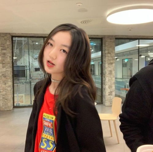 王菲女儿李嫣近照,身穿黄色露肩长裙,14岁的气质和妈妈一样好