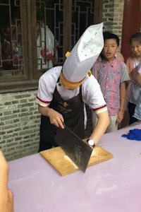 搞笑gif厨师拿着大刀蒙着眼睛,还能把土豆丝切的那么细